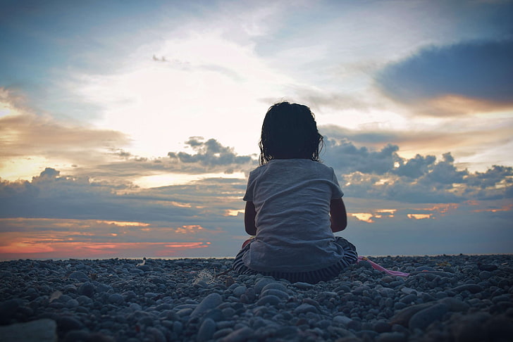 child-girl-pebble-beach-sunset-wallpaper-preview